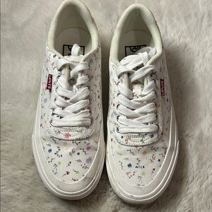 Levi's White Sneakers Classic Low-Top Design